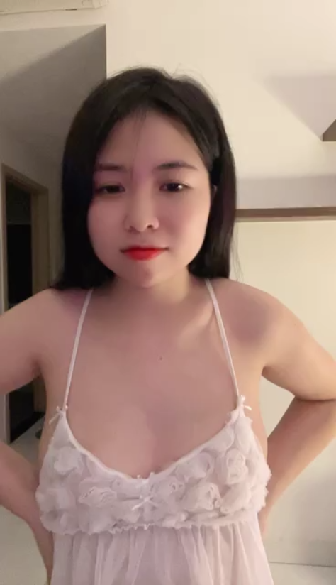 Cewek Tanktop Putih 2 Tali Livestream Curhat Mesra