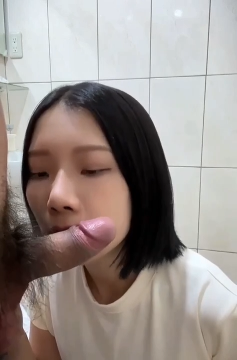 Masuk WC sembunyi-sembunyi hisap kontol